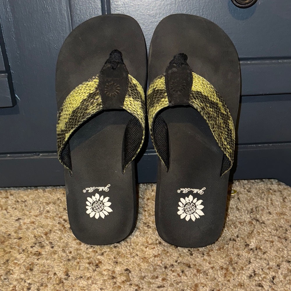 Yellow Box Snake Skin print flip flips

Hardly Worn!